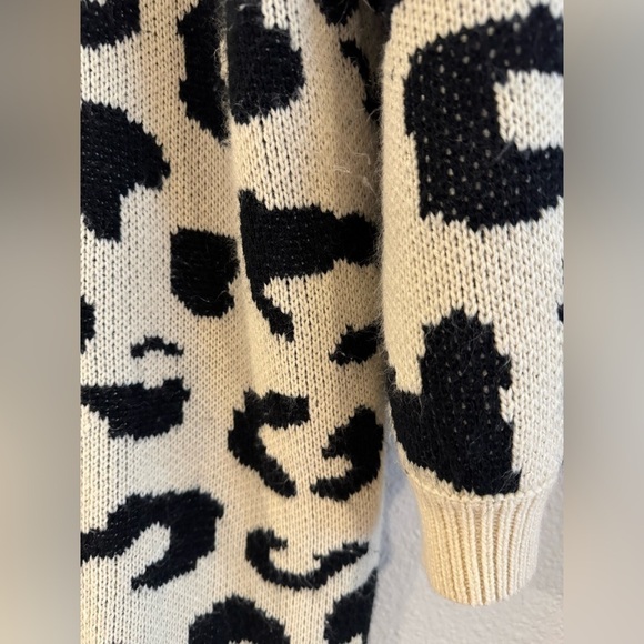 Blue B Oversized Cream Black Animal Print Turtleneck Sweater sz Medium Large - Picture 3 of 12